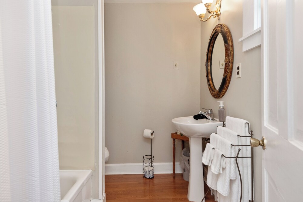 Double Room, 1 King Bed, Private Bathroom photo 2