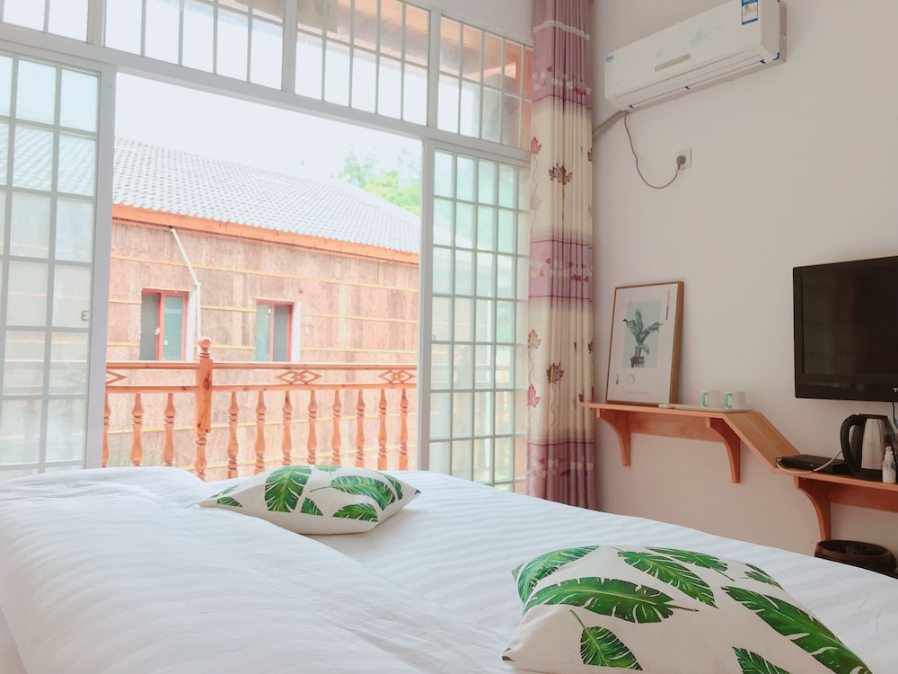 Signature Double Room, Hill View photo 1