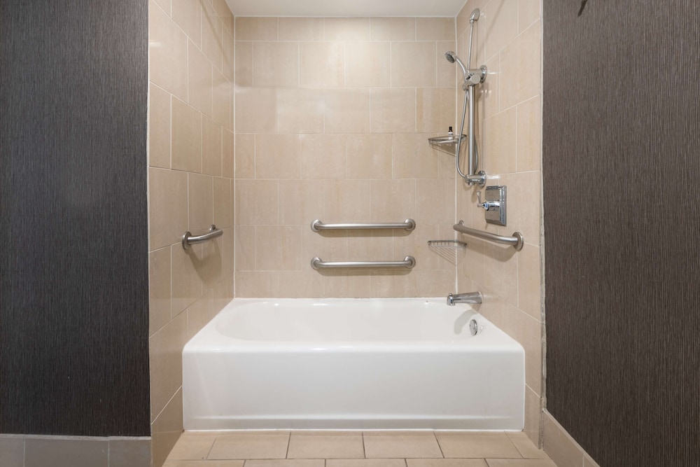 Room, 1 King Bed, Accessible, Bathtub - Photo 4