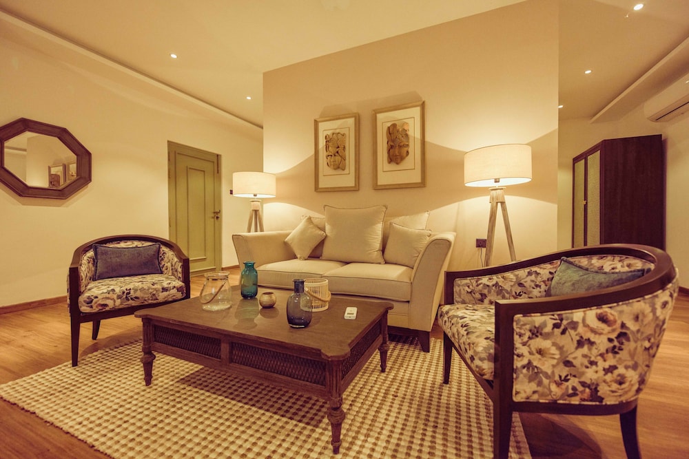 Classic Suite, Bathtub, Partial Ocean View photo 2