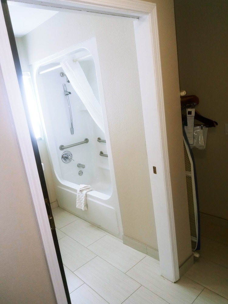 Room, 1 Queen Bed, Accessible, Non Smoking (Mobility) photo 3