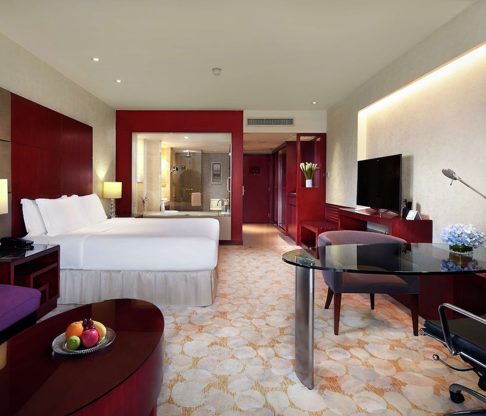 Executive Room, 1 King Bed, Balcony - Photo 3