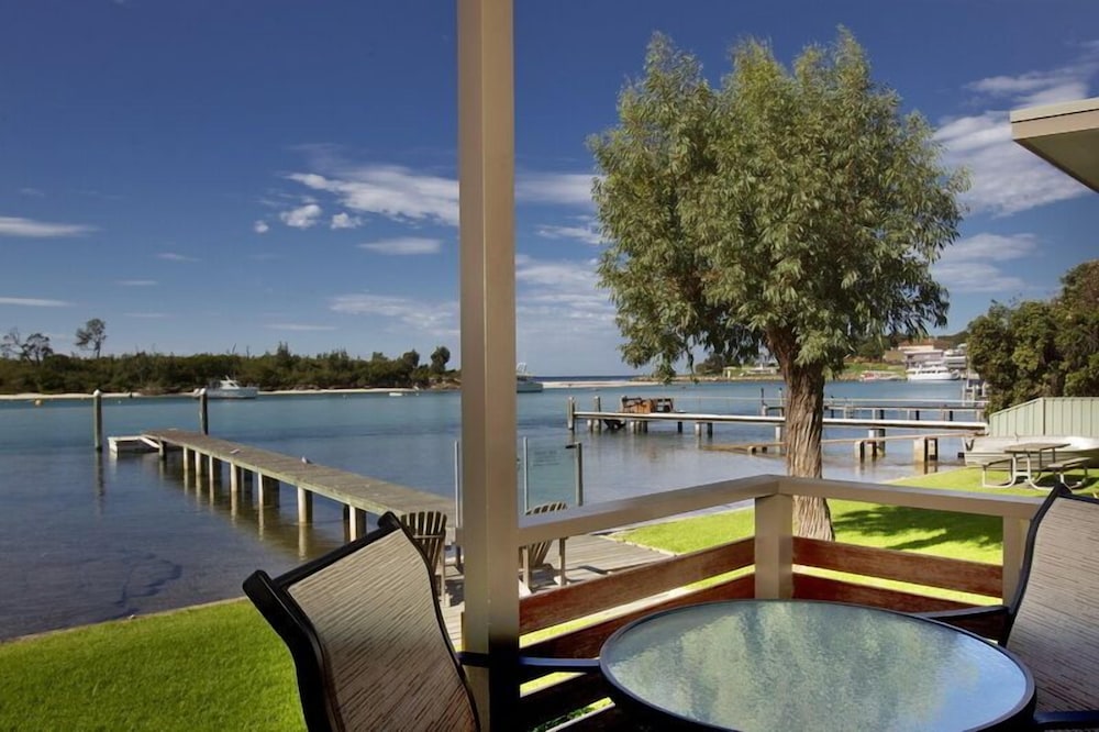 One Bedroom Waterfront Cabin photo 3