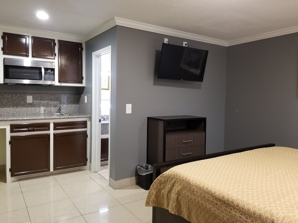 Standard Room, 1 King Bed photo 2