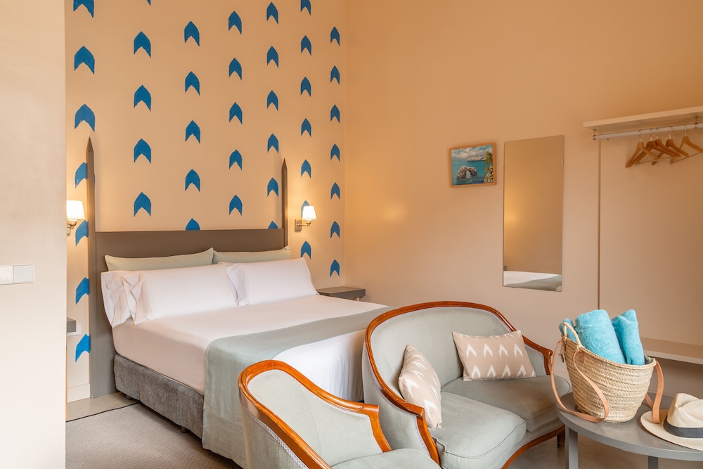Deluxe Double Room, 1 King Bed photo 3