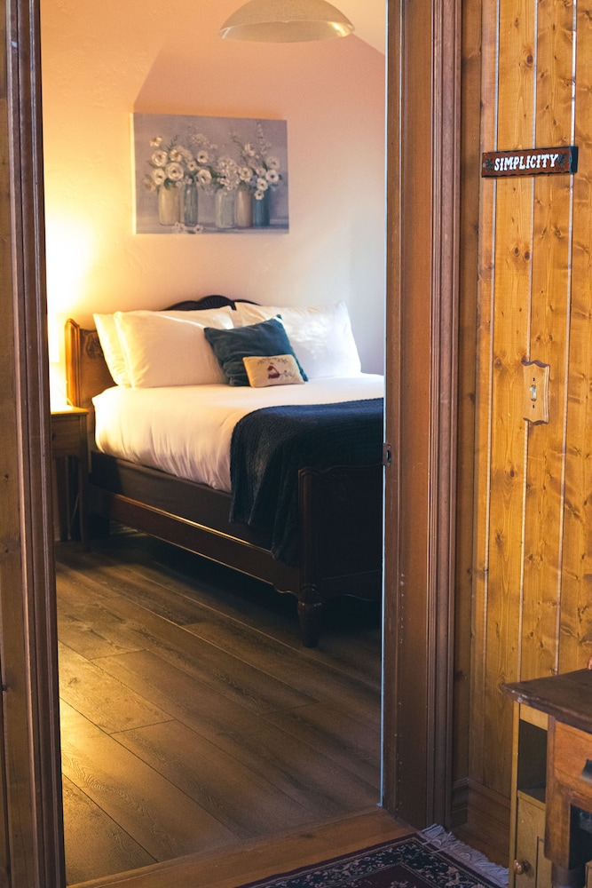 Standard Room, 1 Queen Bed photo 2