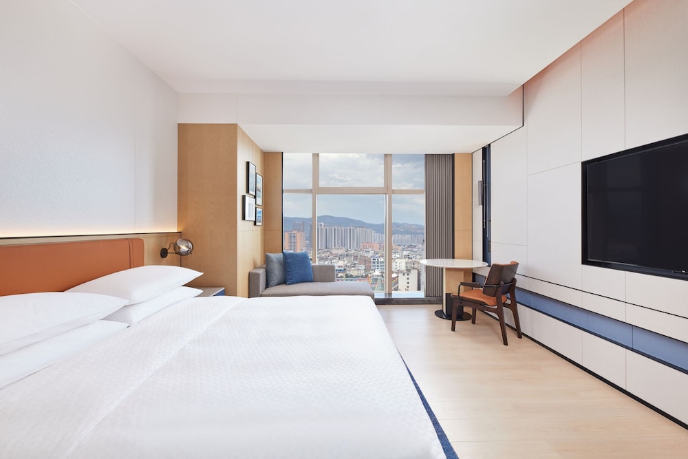 Superior Room, 1 King Bed photo 1