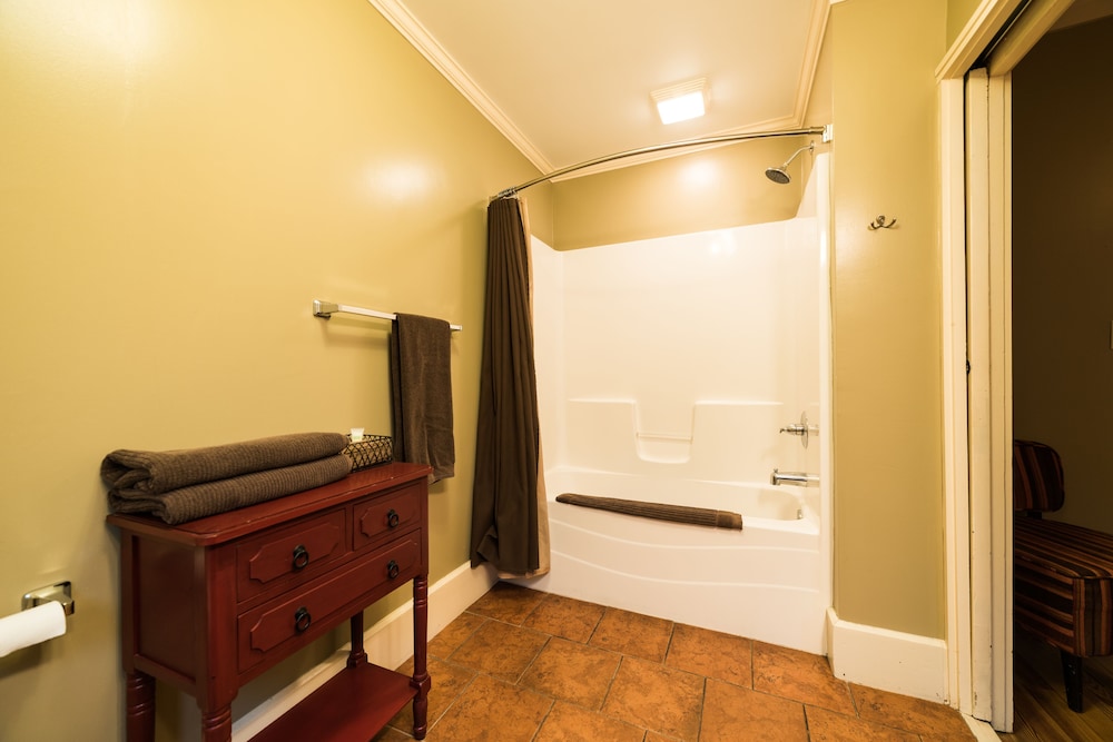 Standard Room, 1 Queen Bed, Non Smoking (Lotus Room) photo 3