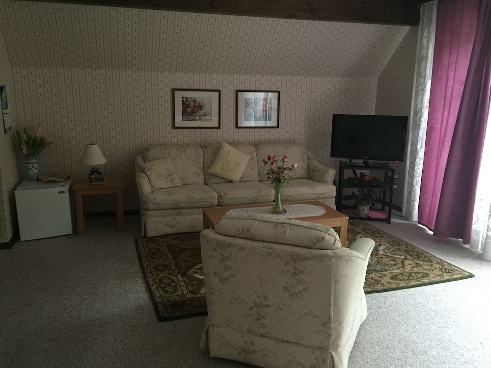 Signature Suite, 1 King Bed, Non Smoking, Garden View photo 3