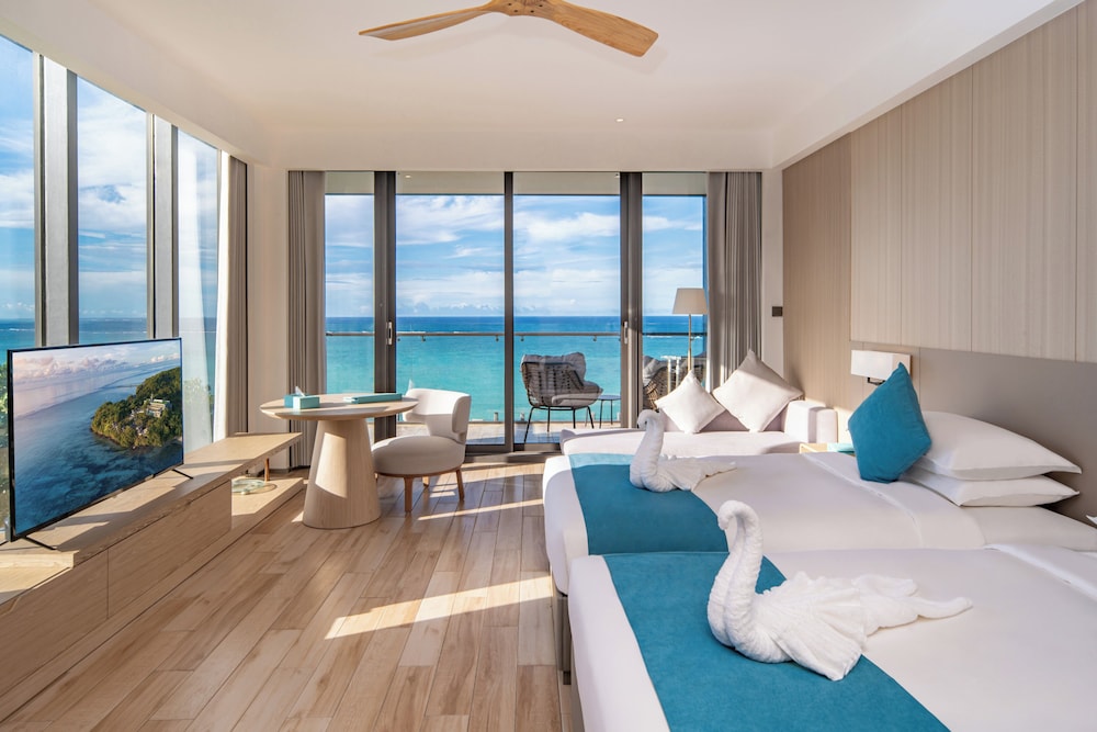 Sunrise Ocean Corner Suite - Photo 4
