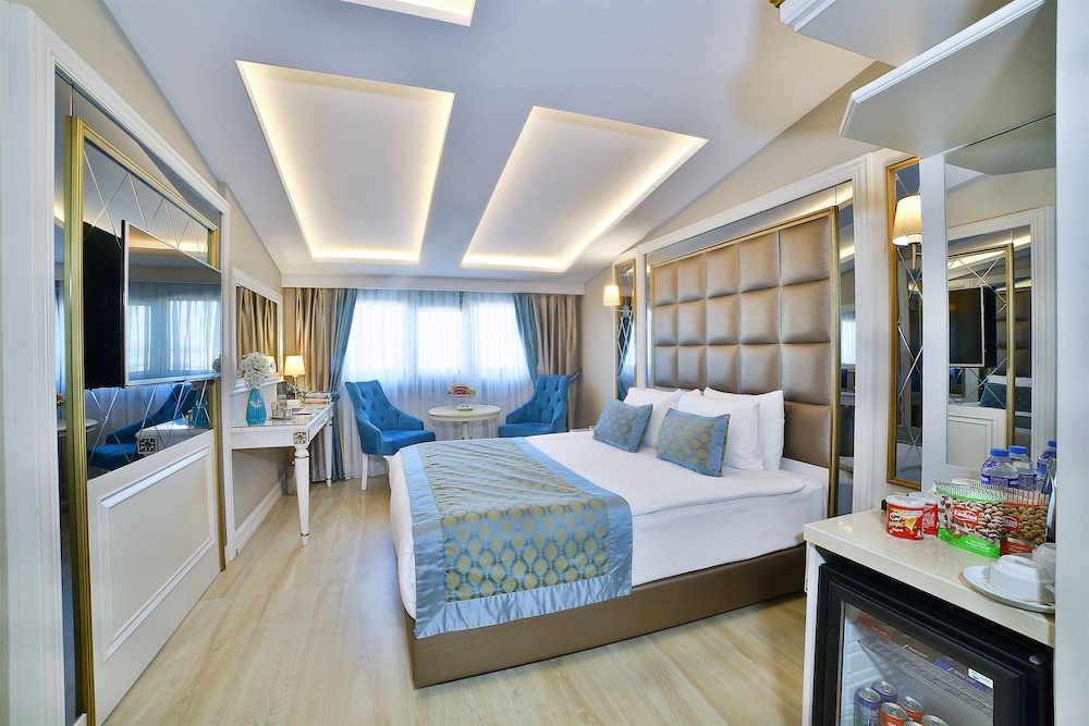 Superior Room with King Bed photo 3