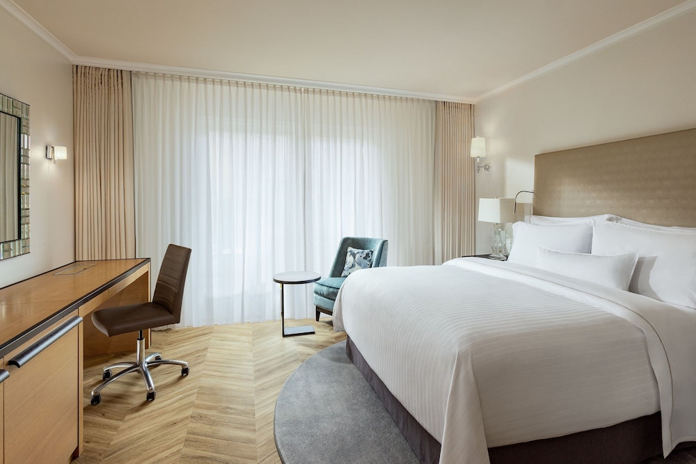 Superior Room, 1 King Bed, Garden View
