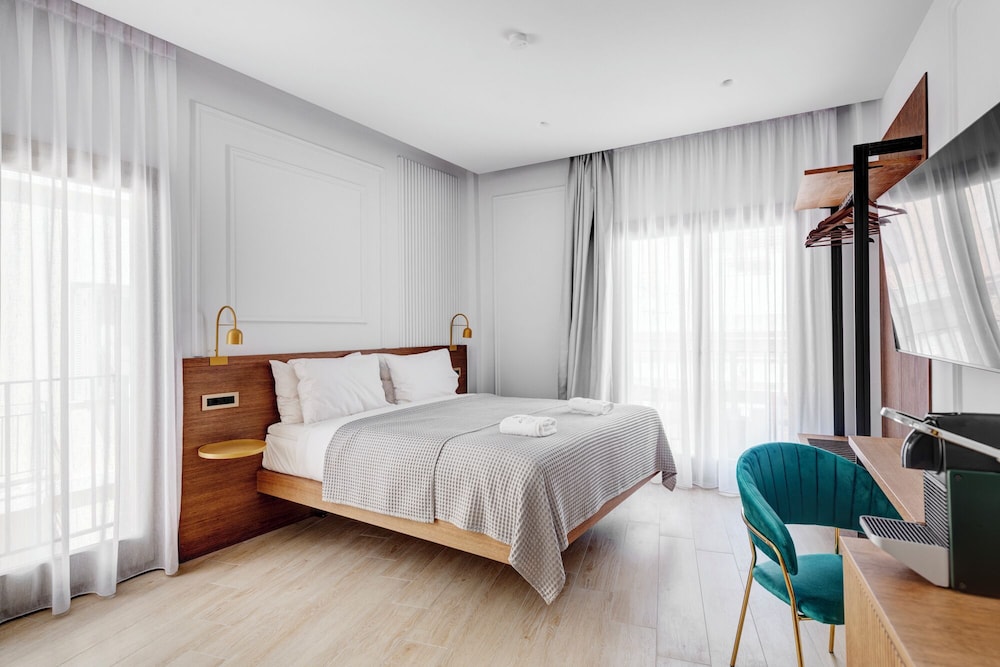 Luxury Room, 1 Queen Bed with Sofa bed, Balcony, Executive Level