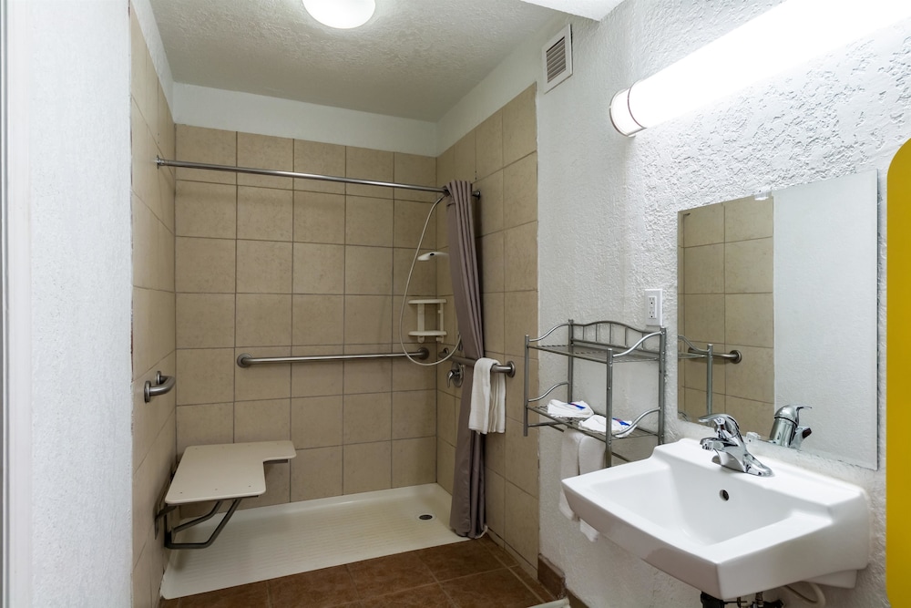 Standard Room, 2 Double Beds, Non Smoking - Photo 10