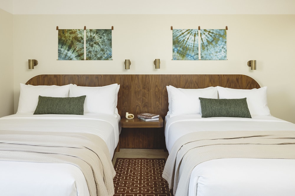 Standard Room, 2 Queen Beds photo 3