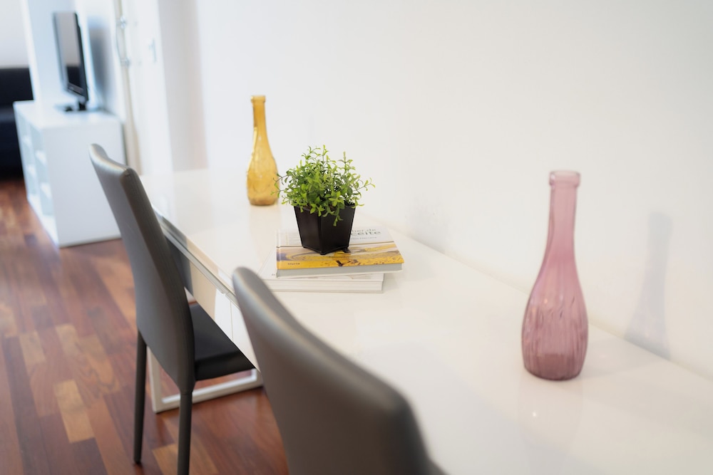 Apartment, 3 Bedrooms, 2 Bathrooms - Photo 2