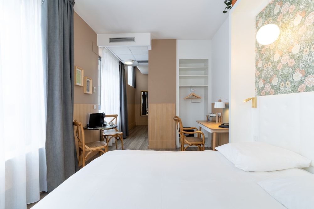 Classic Double Room, 1 Queen Bed, Non Smoking, City View photo 3