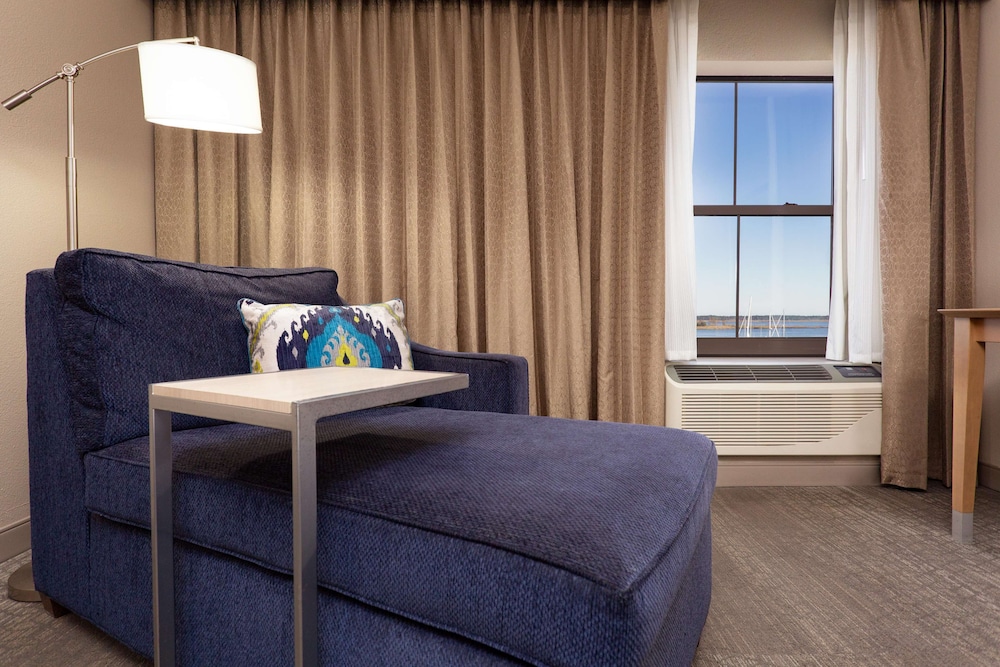 Premium Room, 1 King Bed, Non Smoking, Refrigerator & Microwave - Photo 1