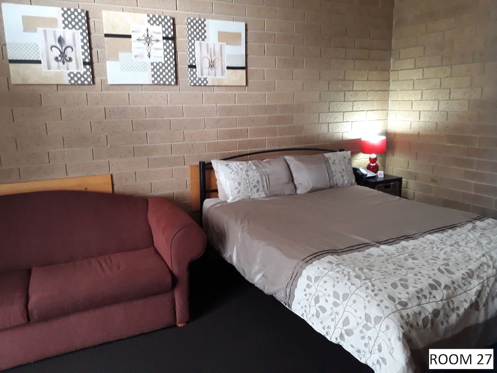 Room 27: Deluxe Queen Room with 50 inch Smart TV located on First Floor photo 2