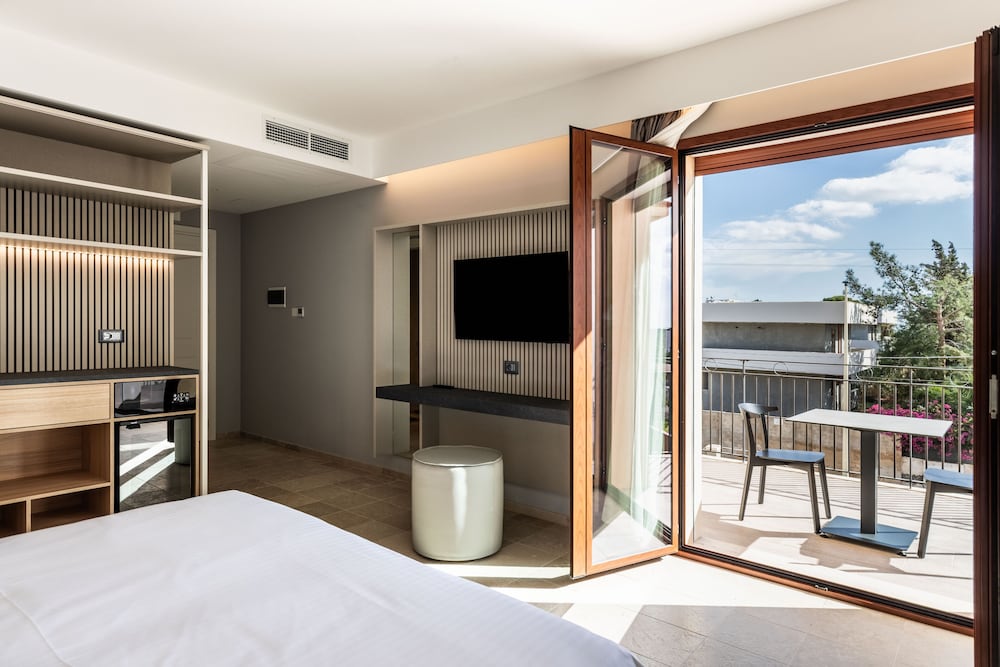Deluxe Room - Photo 2
