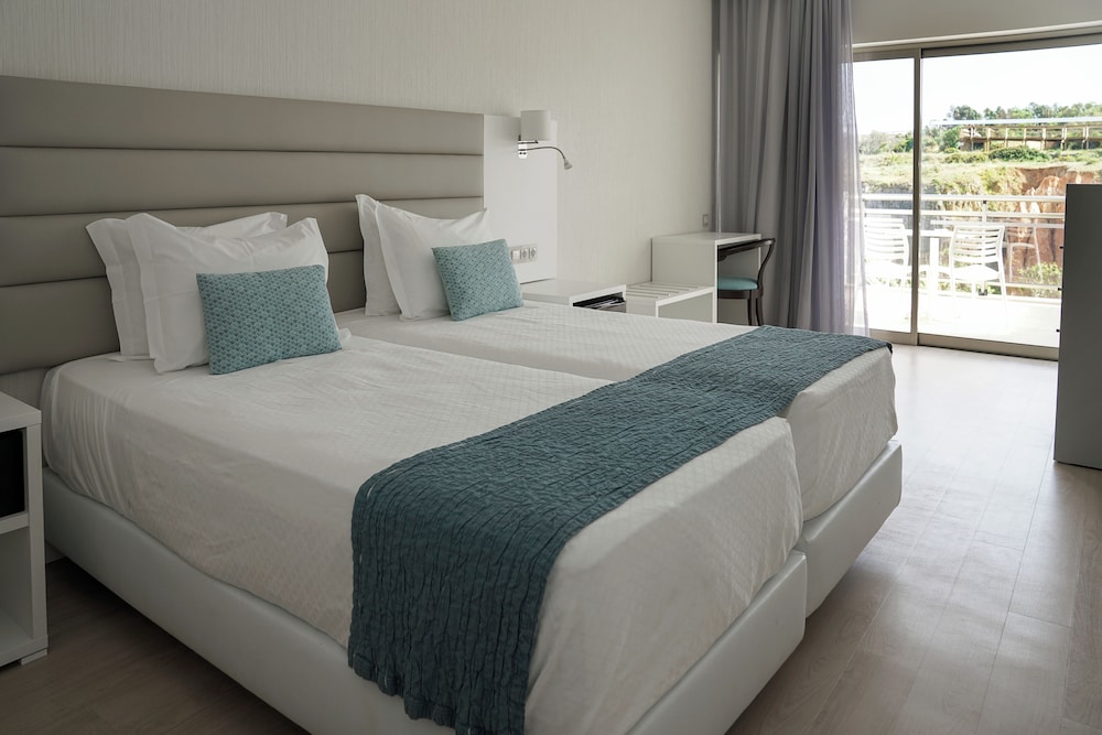 Standard Twin Room, Partial Sea View