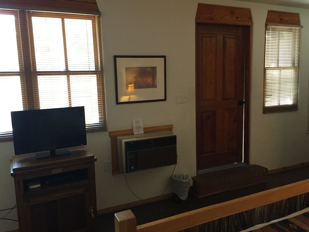Standard Room (Room 6, Ground Floor) photo 3