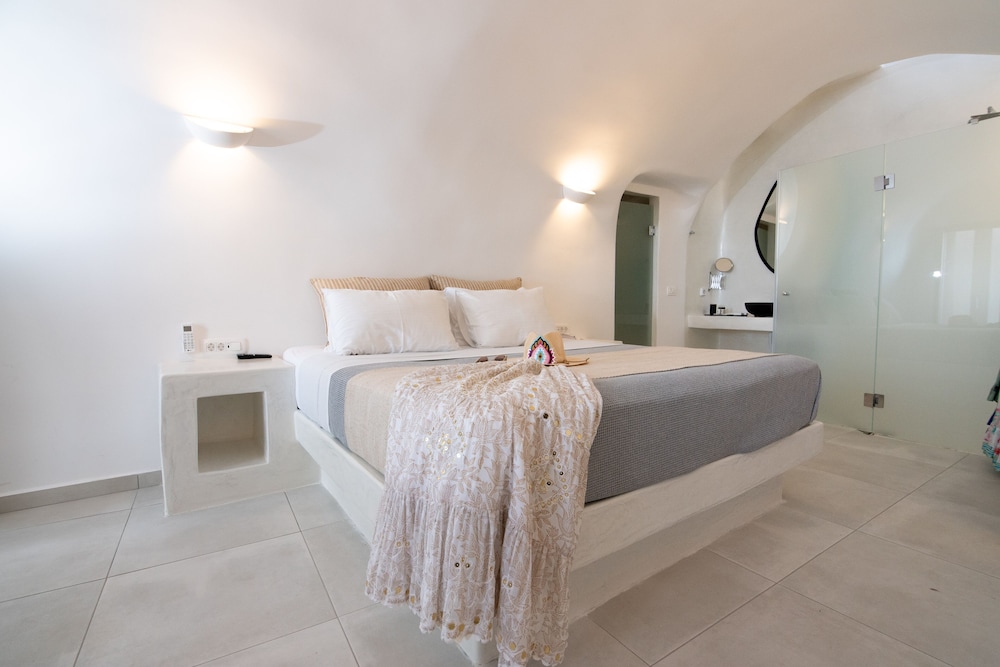 Cave Suite, Caldera View, Outdoor Hot Tub - Photo 16