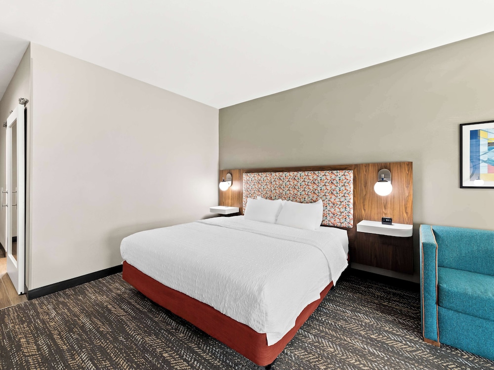 Suite, 1 King Bed, Accessible, Refrigerator (Bathtub)