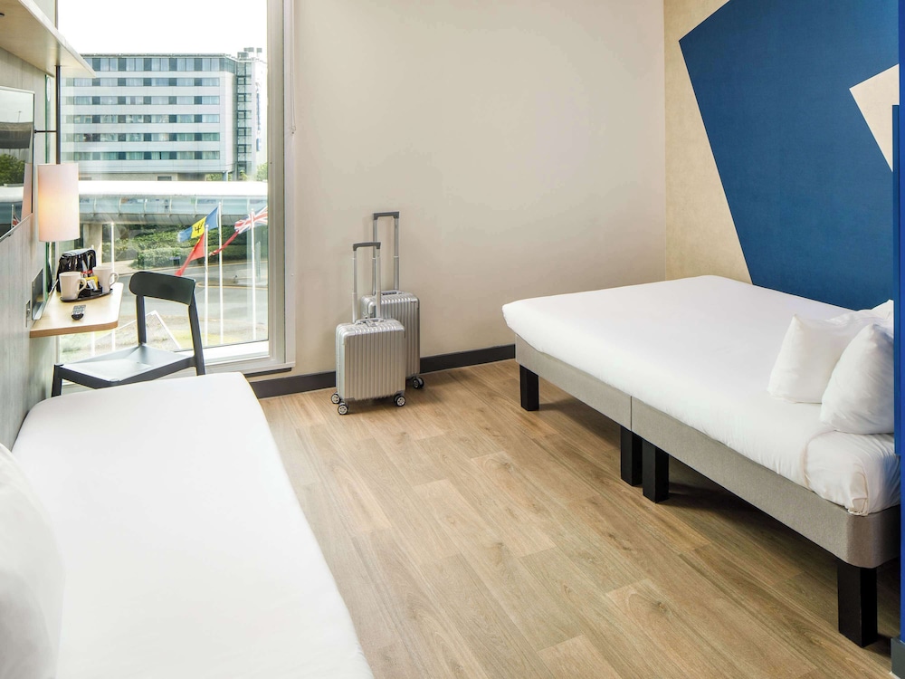 Standard Triple Room, Multiple Beds - Photo 4