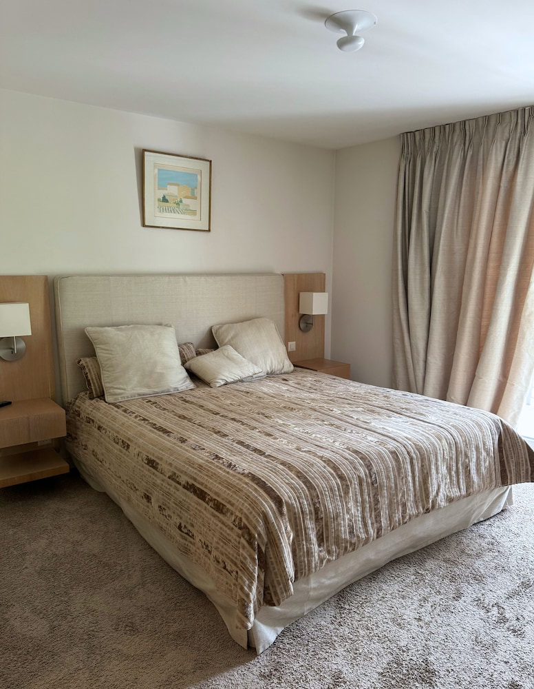 Classic Apartment, 2 Bedrooms, Balcony photo 2