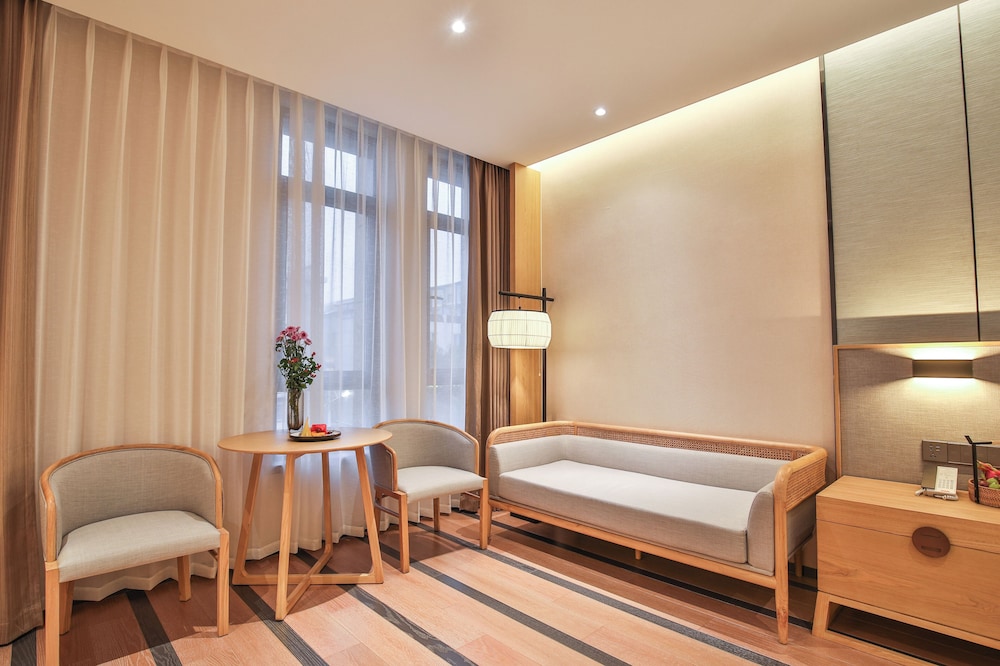 Deluxe King Room photo 2