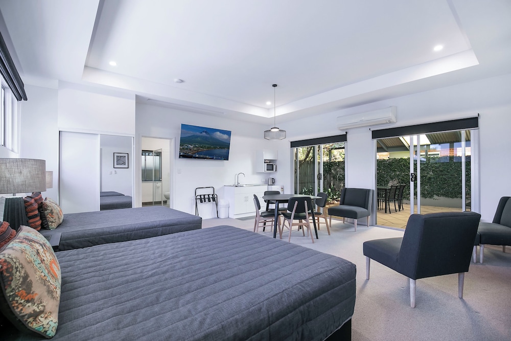 Executive Family Room - Photo 5