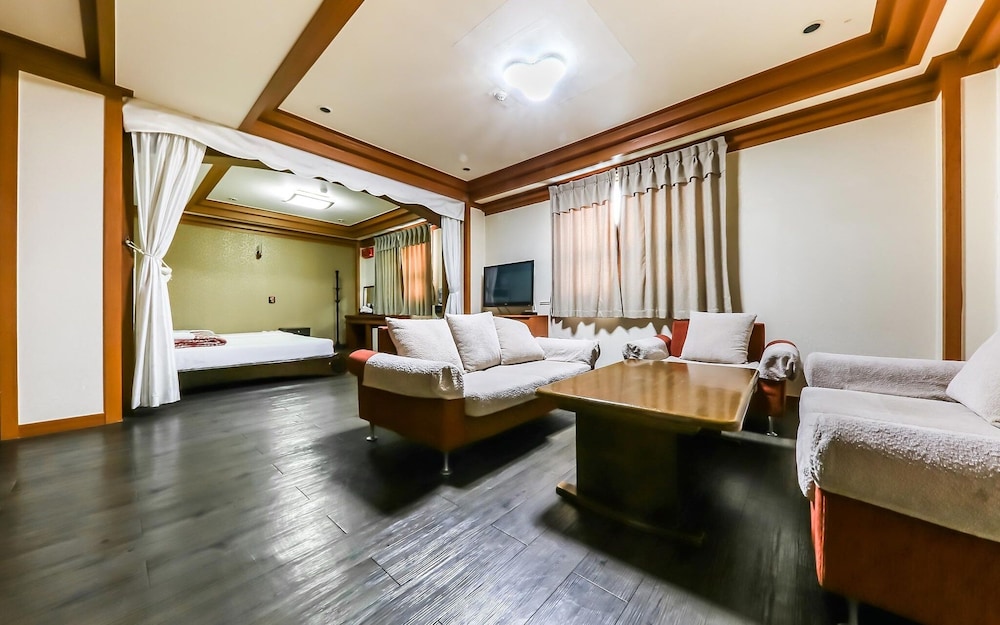 Room (Large family room (MT seminar)) - Photo 6
