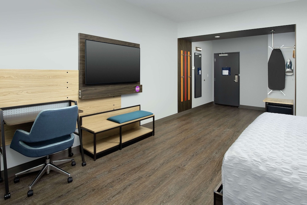 Room, 1 King Bed, Accessible (Roll-In Shower) photo 1