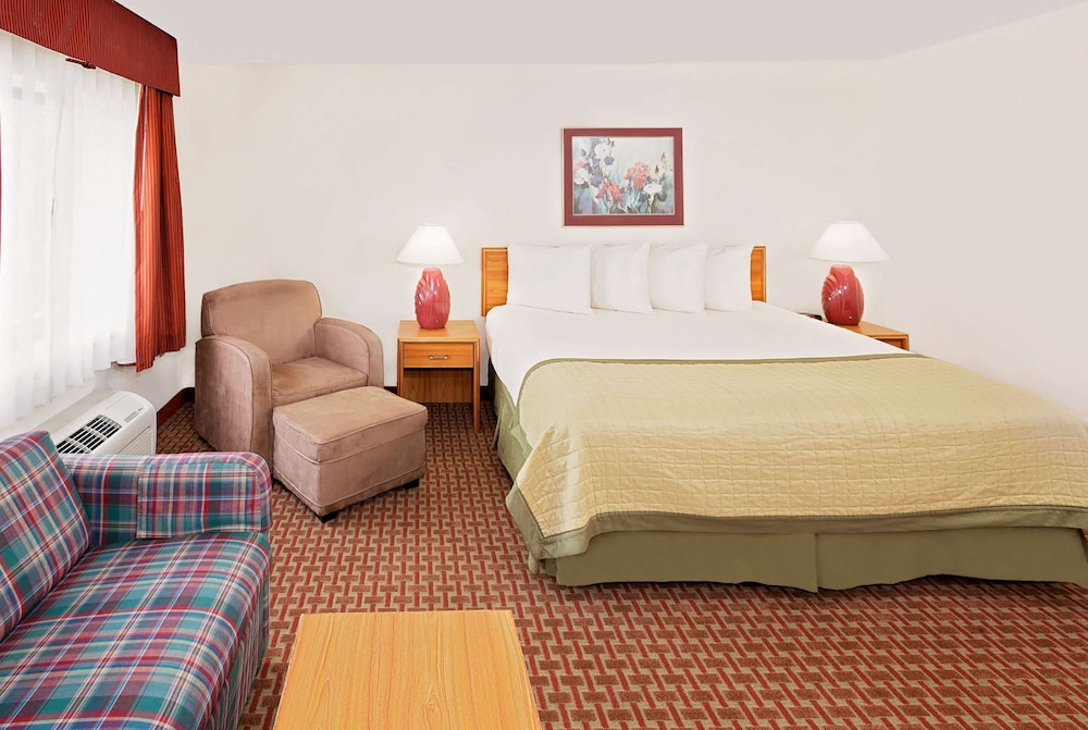 Suite, 1 King Bed - Photo 4