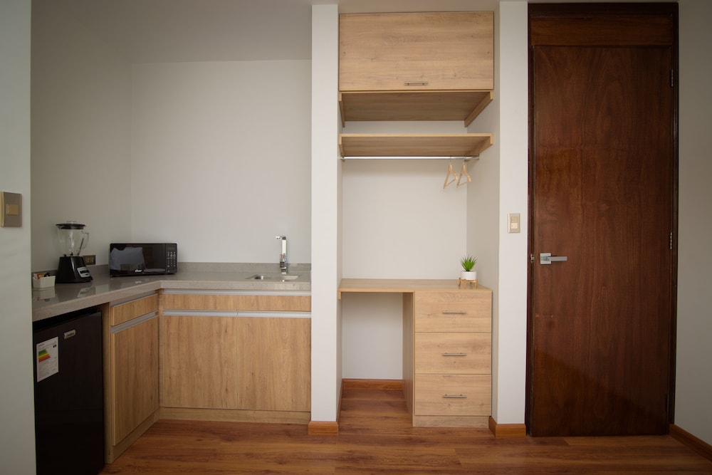 Deluxe Studio Suite, 1 Queen Bed, Ensuite photo 3