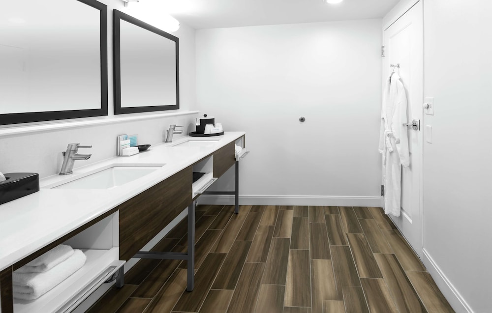 Suite, 1 King Bed, Kitchen - Photo 6
