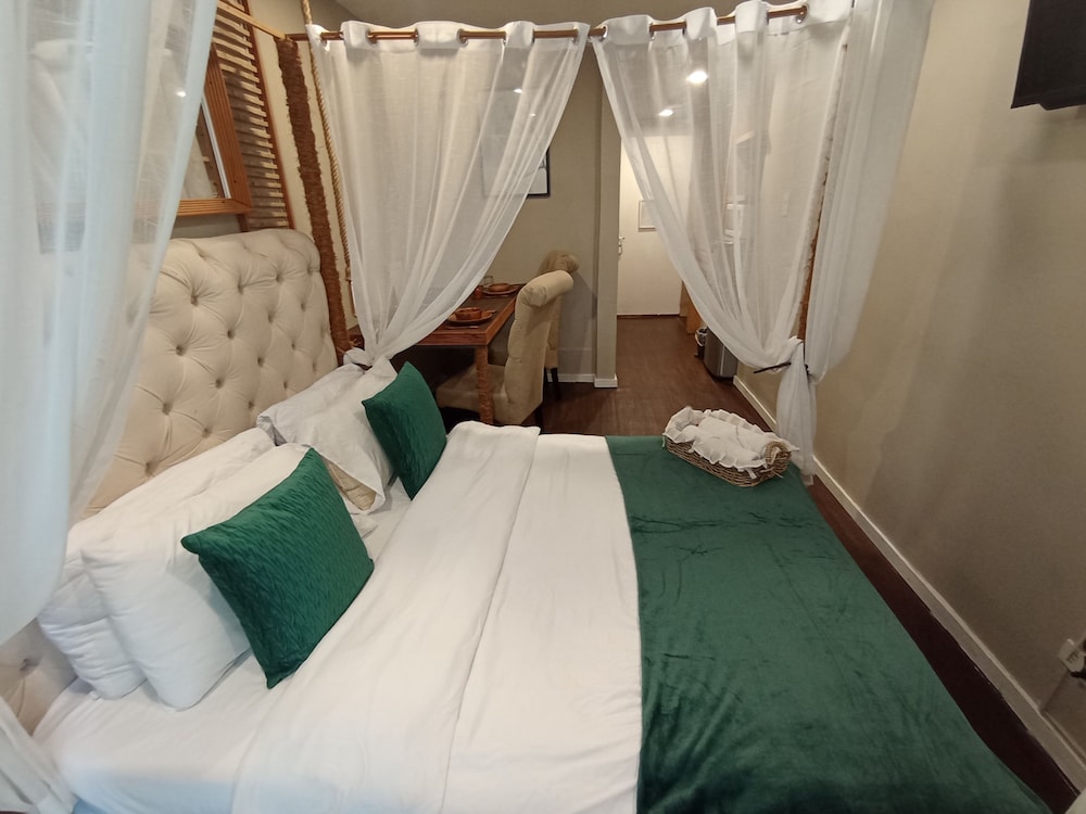 Traditional Studio,1 Queen Bed, Non Smoking, Refrigerator & Microwave (NO FRONT DESK) photo 2