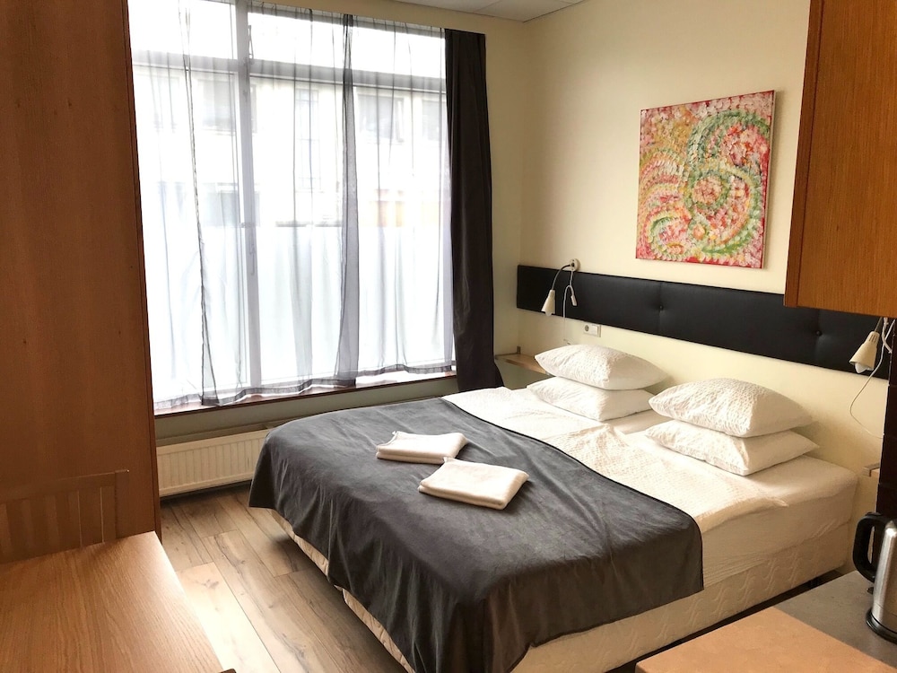 Large Studio, Kitchenette photo 1