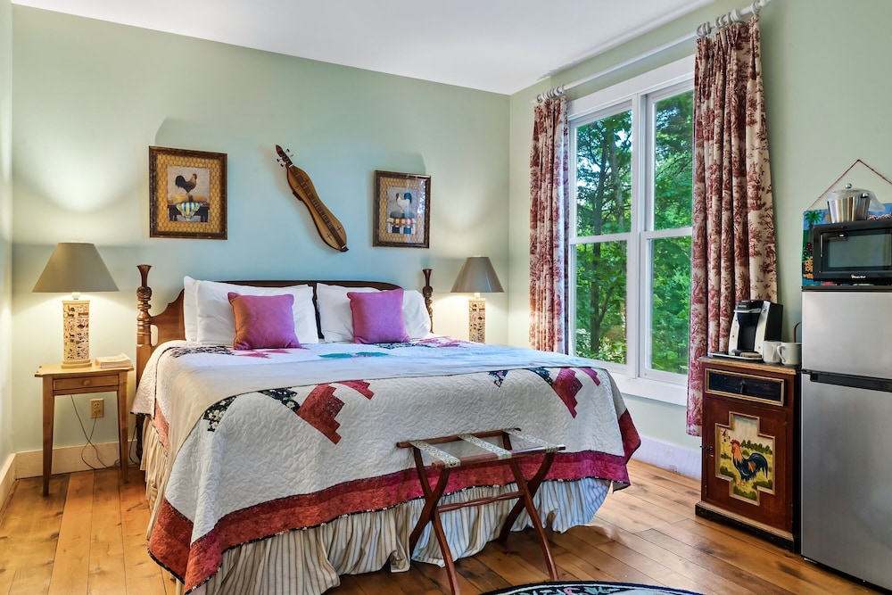 Luxury Studio Suite, 1 King Bed, Mountain View photo 1