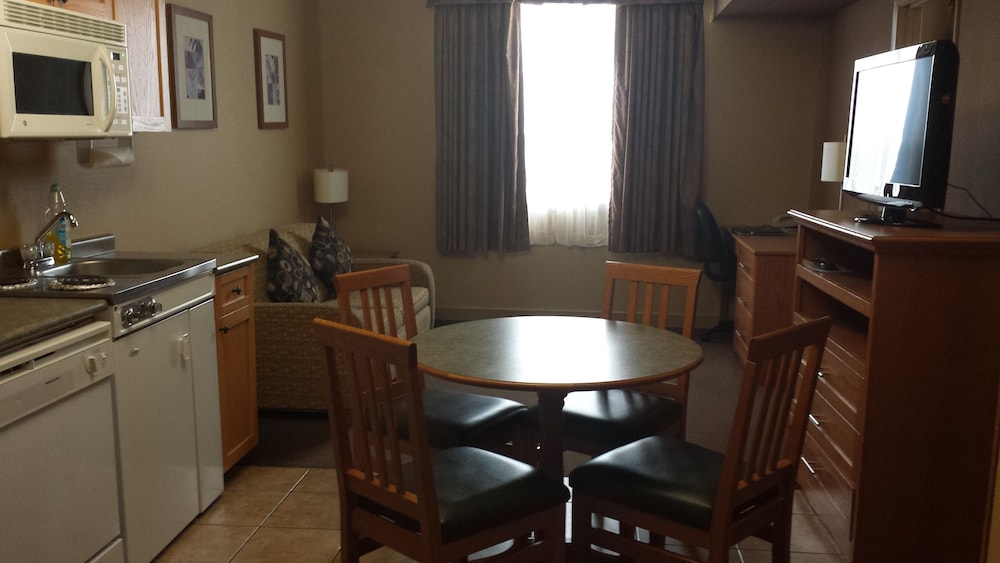 Suite, 1 Queen Bed, Non Smoking - Photo 4