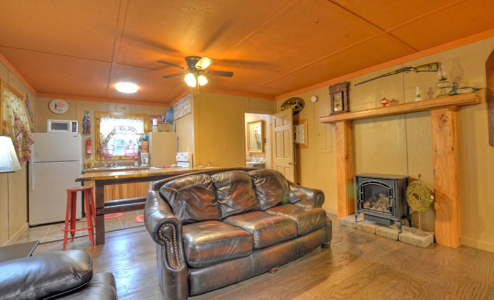 Family Cabin, 2 Bedrooms, Jetted Tub, Corner (Mountain Springs) photo 2