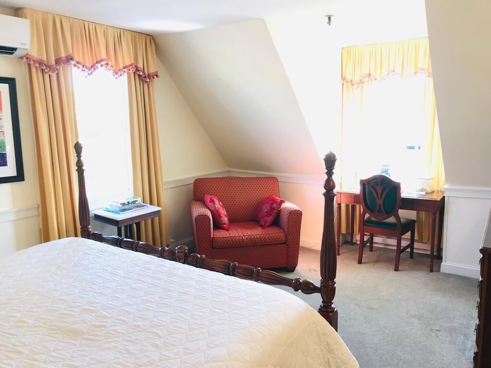 Suite, 1 King Bed with Sofa bed (No Pets) - Photo 4