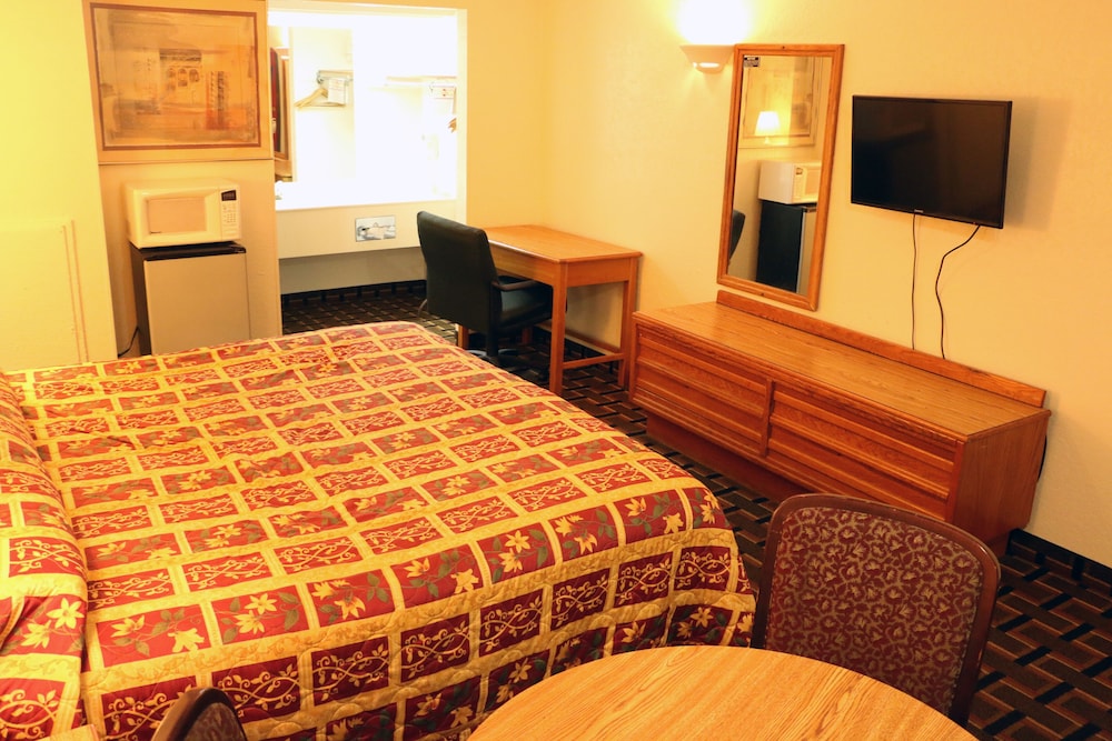 Standard Room, 1 King Bed, Smoking, Refrigerator & Microwave photo 2
