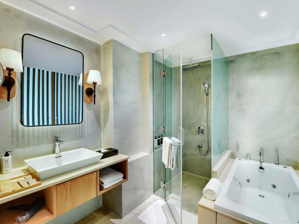 Executive Suite, 1 Queen Bed, Balcony, Pool View photo 2
