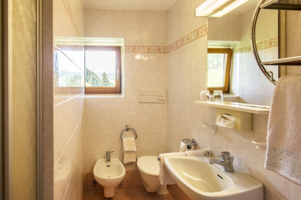 Classic Twin Room, Mountain View photo 3
