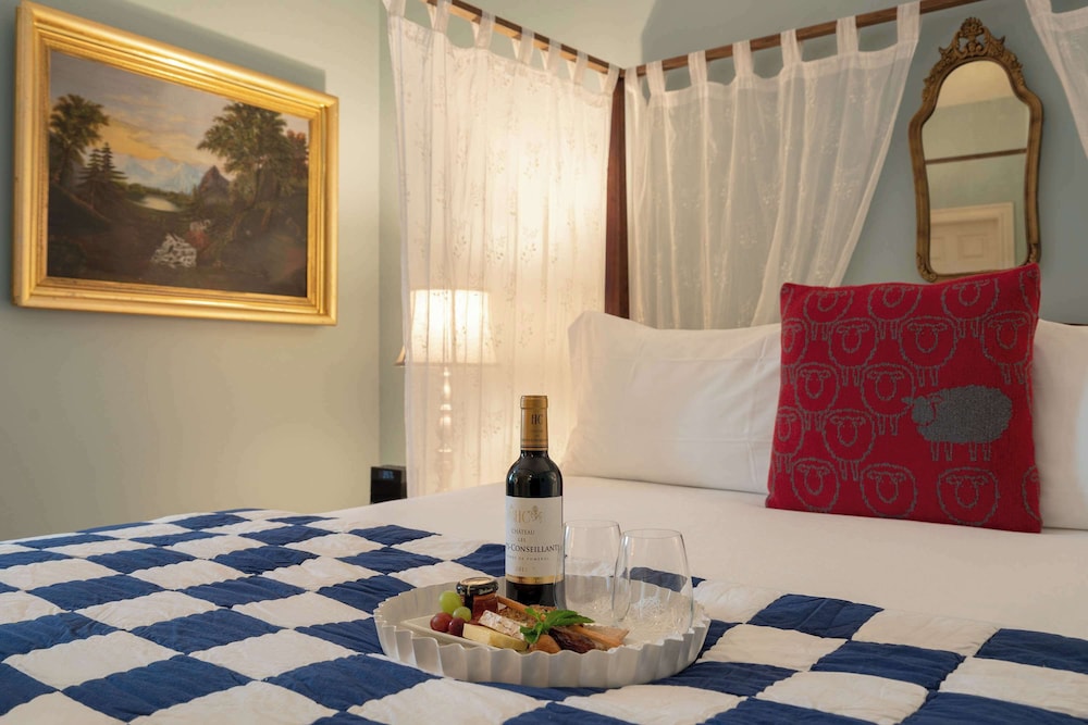 Deluxe Room, 1 King Bed, Accessible - Photo 1