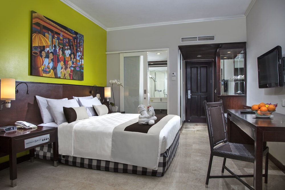 Room, Pool View - Photo 2