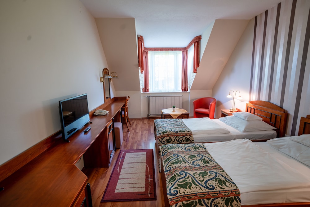 Standard Twin Room - Photo 1