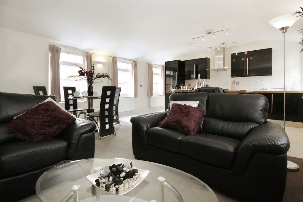 Apartment, 2 Bedrooms, 2 Bathrooms (Montague House Rg40 1au) photo 2